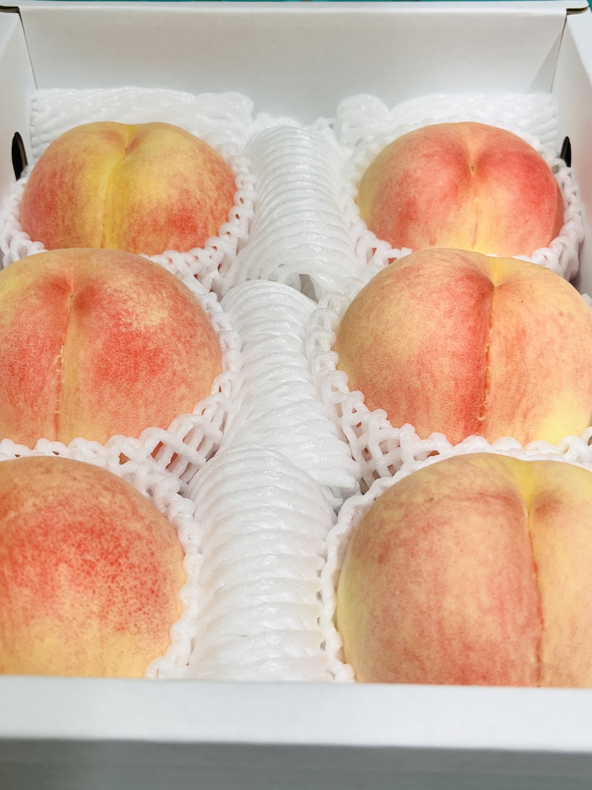 丁寧に箱詰めされた桃。贈り物にも喜ばれる逸品