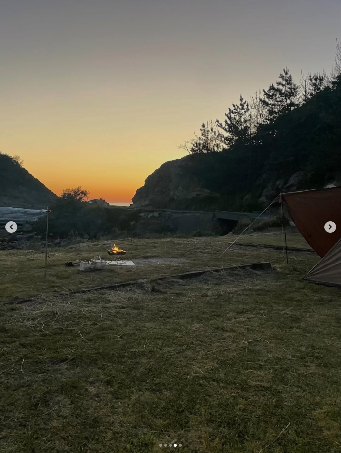 夕暮れの焚き火台とキャンプサイト