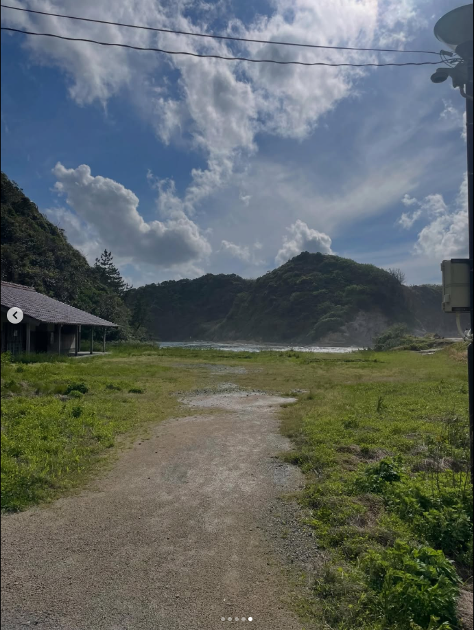 柳島キャンプ場の広場と山