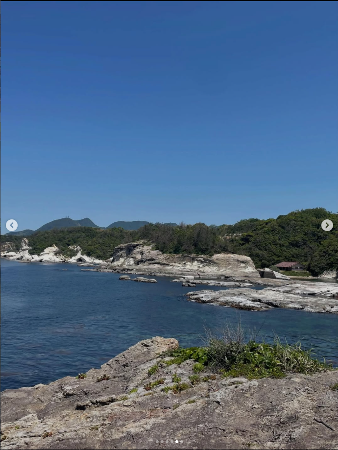岩場と青い海